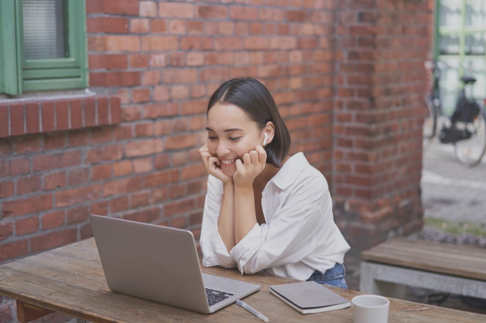 Profesional analizando métricas de SEO para una tienda online